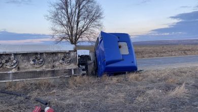 Photo of foto | O autocisternă încărcată cu 26 de tone de benzină s-a răsturnat. Pompierii se afla la fața locului