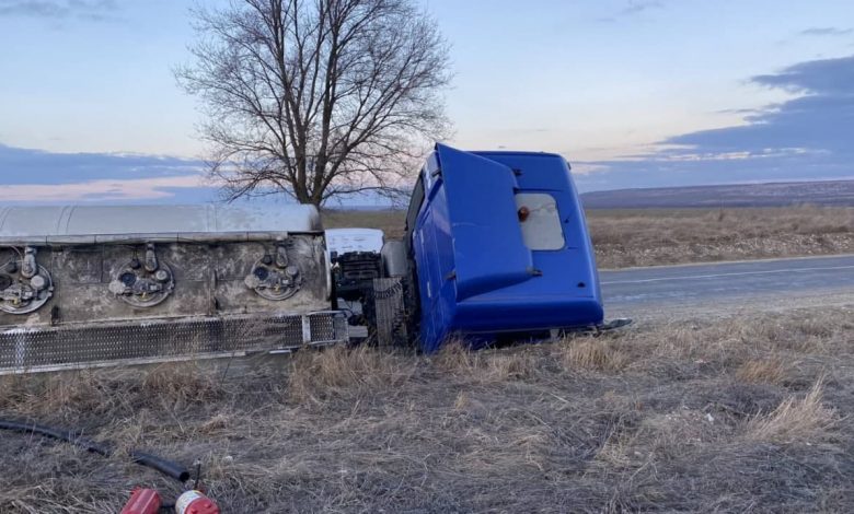 Photo of foto | O autocisternă încărcată cu 26 de tone de benzină s-a răsturnat. Pompierii se afla la fața locului
