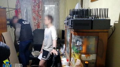 Photo of foto | Cum arată o fermă de troli într-un apartament din Ucraina: Era conectată prin 3000 de cartele SIM pentru a face propagandă Rusiei