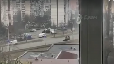 Photo of video, update | Barbarism pe străzile Kievului! Tancurile atacă deliberat mașini care circulă pe stradă