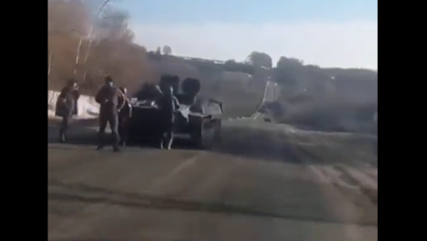 Photo of video | „Aveți idee unde mergeți?” Un ucrainean „s-a oferit” să tracteze înapoi în Rusia un tanc rămas fără combustibil