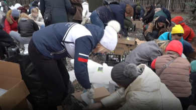 Photo of video | „Acest lucru pare singurul important acum”. Ucrainencele pregătesc cocktailuri Molotov ca să atace forțele ruse