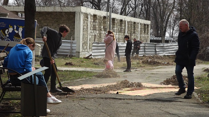 Photo of video | 30 de refugiați au făcut curățenie în scuarul Spitalului Clinic din Bălți