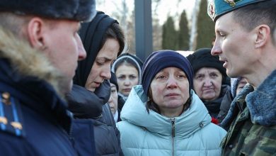 Photo of „La ce ușă ar trebui să bat pentru a-mi aduce copilul înapoi?”. Mame, bunici, iubite, disperate după soldații ruși trimiși în Ucraina