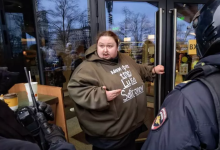 Photo of video | Un rus s-a legat de ușa unui McDonald’s din Moscova. „Sunt lipsit de mâncarea pe care am mâncat-o toată viața”