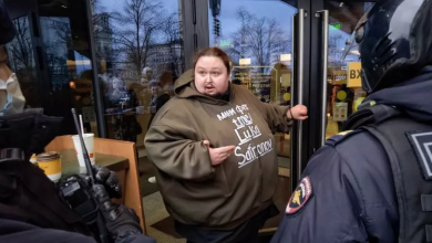 Photo of video | Un rus s-a legat de ușa unui McDonald’s din Moscova. „Sunt lipsit de mâncarea pe care am mâncat-o toată viața”
