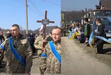 Photo of video | În genunchi pe marginea drumului. Cum așteaptă ucrainenii cortegiile funerare ale militarilor uciși în război