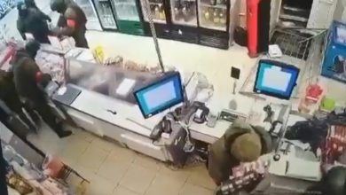 Photo of video | Magazinele din Ucraina, golite de către soldații rușii. Fură tot ce găsesc în cale