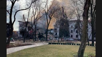 Photo of video, update | Teatrul din Mariupol, în care se adăposteau peste 1000 de persoane, a fost distrus. Adăpostul anti-bombă a rezistat; oamenii au început a fi evacuați