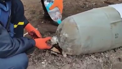 Photo of video | Momentul când doi pirotehniști ucraineni dezamorsează doar cu mâinile o bombă care ar putea distruge o clădire