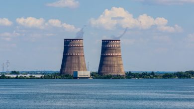 Photo of Soldații ruși roagă localnicii ucraineni să-i lase să fotografieze o centrală nucleară pentru a raporta șefilor că au cucerit-o