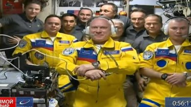 Photo of Gest de curaj: Trei cosmonauți ruși au ajuns pe Stația Internațională Spațială în costume în culorile Ucrainei