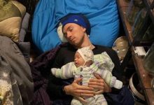 Photo of foto | De la Jocurile Olimpice în adăpost anti-bombă. Povestea tânărului ucrainean surprins dormind la podea cu fiul său pe piept