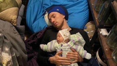 Photo of foto | De la Jocurile Olimpice în adăpost anti-bombă. Povestea tânărului ucrainean surprins dormind la podea cu fiul său pe piept