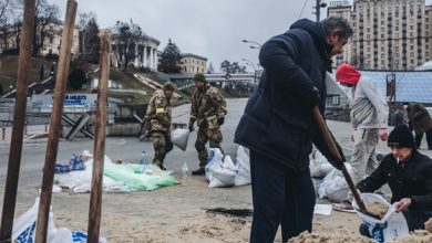 Photo of Localnicii din Odesa se pregătesc de război: Încarcă saci de nisip pentru a bloca înaintarea trupelor ruse