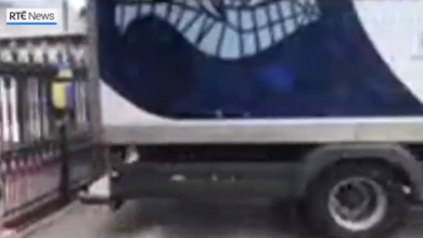 Photo of video | Irlandez reținut după ce a distrus porțile ambasadei Rusiei la Dublin. Cum și-a motivat fapta