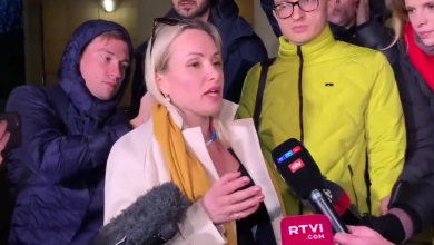 Photo of Marina Ovsianikova, jurnalista care a criticat în direct invazia din Ucraina, a evadat din arestul la domiciliu împreună cu fiica ei