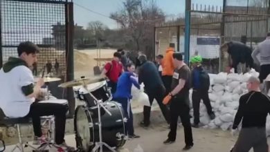 Photo of video | În Odesa, oamenii încarcă nisip în saci pe ritmuri de rock. Reacția lui Bon Jovi la auzul piesei sale, „It’s My Life”