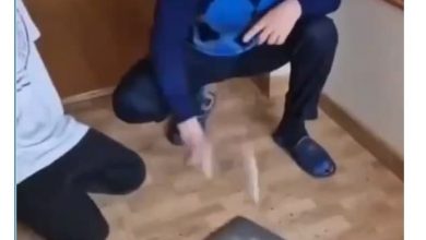 Photo of video | Un rus răspunde sancțiunilor americane distrugând un gadget Apple: „Nu ne este frică de voi”