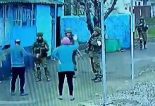 Photo of video | Un cuplu de bătrâni ucraineni a fugărit cu mâinile goale patru militari ruși înarmați