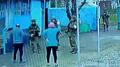 Photo of video | Un cuplu de bătrâni ucraineni a fugărit cu mâinile goale patru militari ruși înarmați
