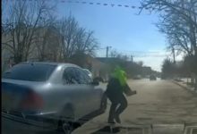 Photo of video | Un agent de patrulare, ofensat de un tânăr fără permis de conducere. Polițistul s-a ales cu traumatisme