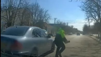 Photo of video | Un agent de patrulare, ofensat de un tânăr fără permis de conducere. Polițistul s-a ales cu traumatisme