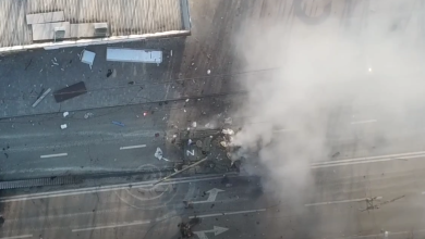 Photo of video | Drumul spre Kiev a devenit „Autostrada Iadului” pentru ruși. Noi imagini din dronă cu blindate distruse de ucraineni