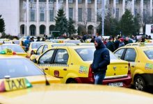 Photo of România: Un șofer de taxi a refuzat să transporte o familie de refugiați, iar altul negocia un preț mult mai mare decât cel real