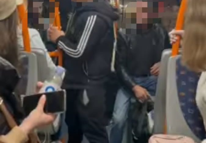 Photo of video | Poliția s-a autosesizat, după ce două tinere ar fi fost abuzate verbal de un grup de persoane în transportul public