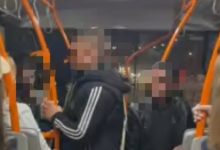 Photo of video | Poliția s-a autosesizat, după ce două tinere ar fi fost abuzate verbal de un grup de persoane în transportul public