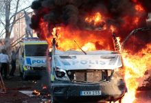 Photo of Trei oameni au fost răniți de gloanțe în Suedia, în urma unor proteste ale extremiștilor care au ars Coranul