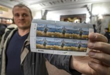 Photo of Cozi kilometrice în fața poștei principale din Kiev. Mii de ucraineni stau și câte 5 ore pentru a cumpăra timbre cu crucişătorul Moskva, scufundat în Marea Neagră