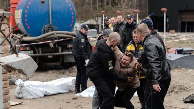 Photo of video | „Lăsați-mă să-l văd, sunt pantofii lui”. Momentul sfâșietor în care o mamă își găsește fiul ucis într-o fântână
