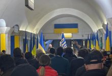 Photo of Zelenski, conferință de presă într-o stație de metrou: Negocierile cu Moscova vor fi abandonate dacă oamenii din Mariupol sunt ucişi