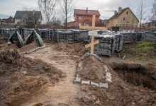 Photo of O bătrână din zona Kiev povestește cum i-a găsit pe soldații ruși săpând o groapă în grădina ei. „Acesta este mormântul tău”