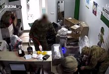 Photo of video | Ucrainenii se întorc în casele jefuite de ruși: „Ne-au furat haine, bijuterii, sticle de vin și un scuter”