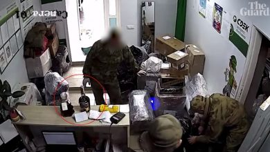 Photo of video | Ucrainenii se întorc în casele jefuite de ruși: „Ne-au furat haine, bijuterii, sticle de vin și un scuter”