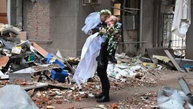 Photo of foto | Un medic și o asistentă din Harkiv s-au căsătorit printre ruinele din orașului bombardat