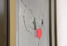 Photo of foto | Un bărbat a spart cu ciocanul unul dintre geamurile Parlamentului. Oamenii legii l-au reținut pentru 72 de ore