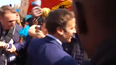 Photo of video | Macron, atacat cu roșii la prima ieșire publică după ce a fost reales președinte