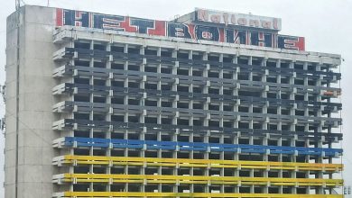 Photo of Culorile panglicii bicolore, șterse de pe fațada Hotelului Național. Precizările Poliției: Făptașii încă nu au fost identificați