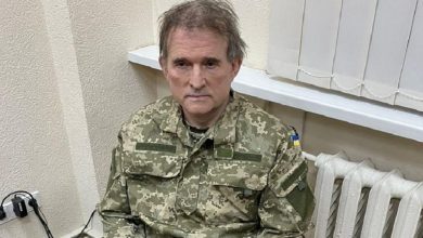 Photo of Deputatul și oligarhul Medvedciuk, cumătrul lui Putin, a fost capturat în Ucraina. Zelenski îl propune rușilor la schimb