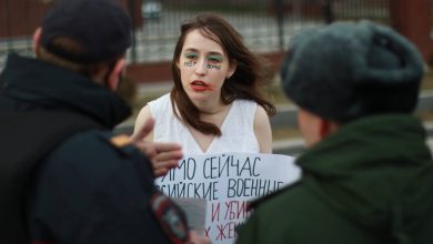 Photo of foto | „În acest moment, armata rusă violează și ucide ucrainence”. Protestul unei tinere în fața Ministerului rus al Apărării