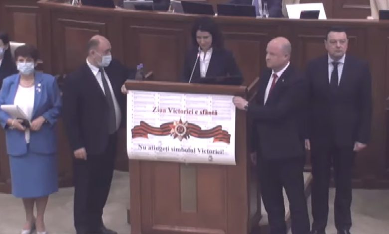 Photo of BCS a blocat tribuna, după ce Parlamentul a votat interzicerea simbolurilor de război, printre care și panglica Sf. Gheorghe