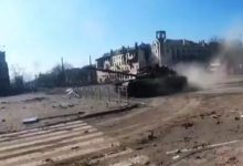 Photo of video | Soldații ruși au fost surprinși cum fac drifturi cu tancul pe străzile distruse din Mariupol