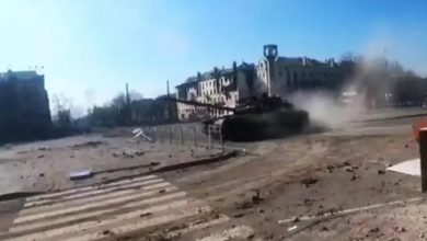 Photo of video | Soldații ruși au fost surprinși cum fac drifturi cu tancul pe străzile distruse din Mariupol