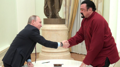 Photo of În timp ce vedetele occidentale îi întorc spatele lui Putin, Seagal rămâne o excepție: Celebrul actor îl susține pe liderul rus