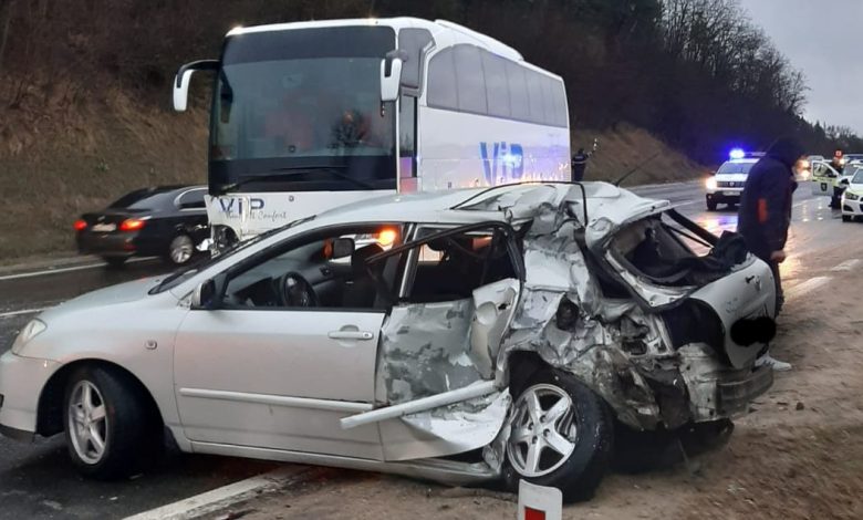 Photo of foto | Un autocar și o mașină s-au ciocnit violent pe traseul Chișinău-Hîncești. Trei persoane au ajuns la spital