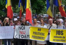 Photo of video | Protest pro și anti-Dodon la Curtea de Apel: „Te-au cumpărat cu o sticlă de vodcă”